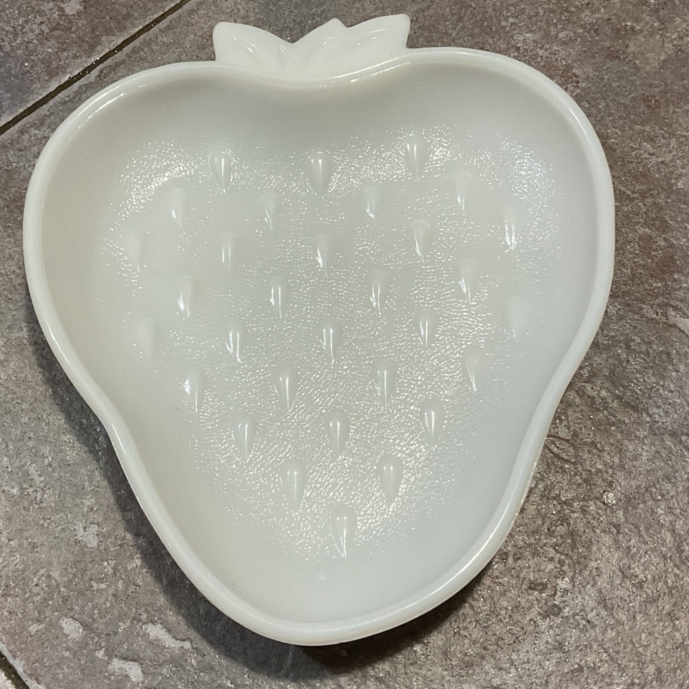 White Strawberry-Shaped Decorative Dish